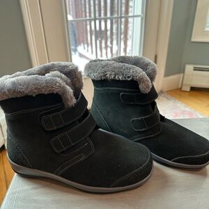 Orthofeet Black Suede Boots with Gray Fur Lining and Velcro Straps 8 wide